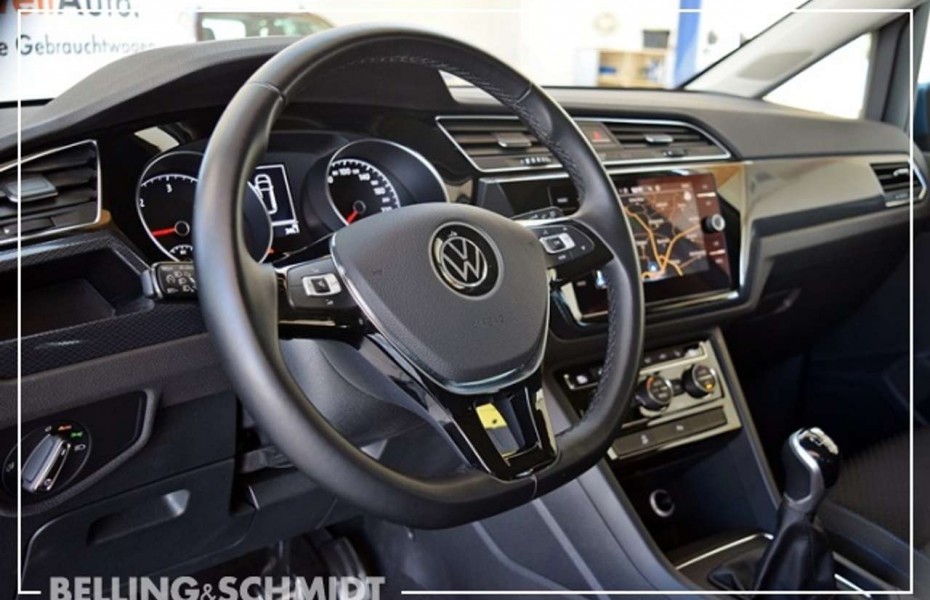 Volkswagen Touran 2.0TDI Comfortline 7-Sitzer Pano AHK Navi