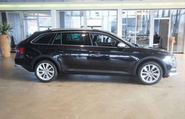 Škoda Superb Combi SCOUT 4x4 TDI*200PS AHK Matrix-LED