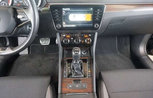 Škoda Superb Combi SCOUT 4x4 TDI*200PS AHK Matrix-LED