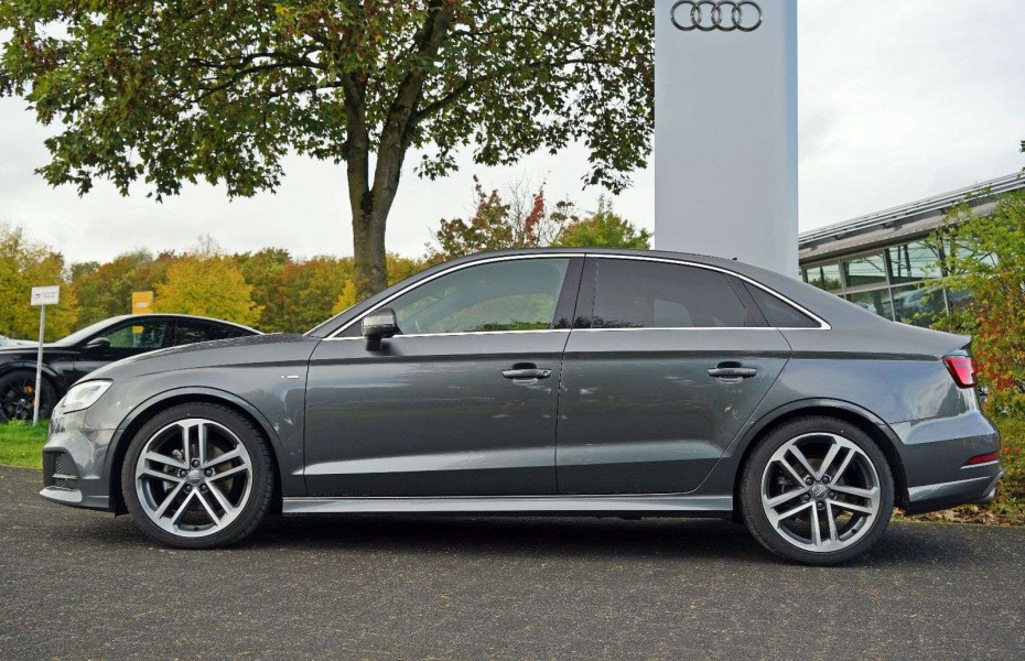 Audi A3 35TFSI S-tronic S-line Virtual LED NezTop