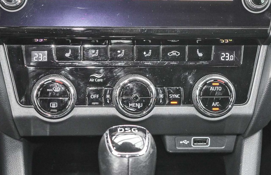 Škoda Octavia Combi 2.0 TDI DSG Style LEDER NAVI AHK
