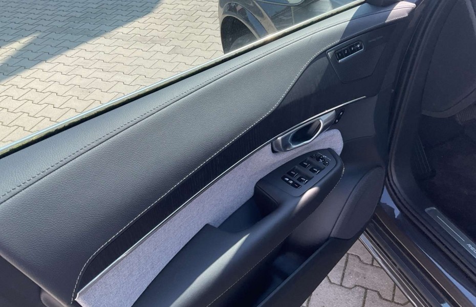 Volvo XC90 Recharge T8 AWD Plug-in Hybrid Plus Bright RUN OUT