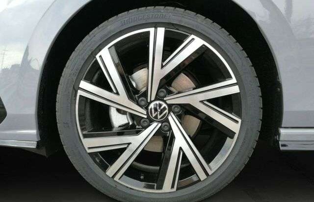Volkswagen Golf VIII2.0TDI R-Line AHK Pano 18