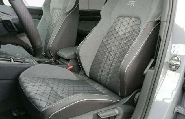 Volkswagen Golf VIII2.0TDI R-Line AHK Pano 18