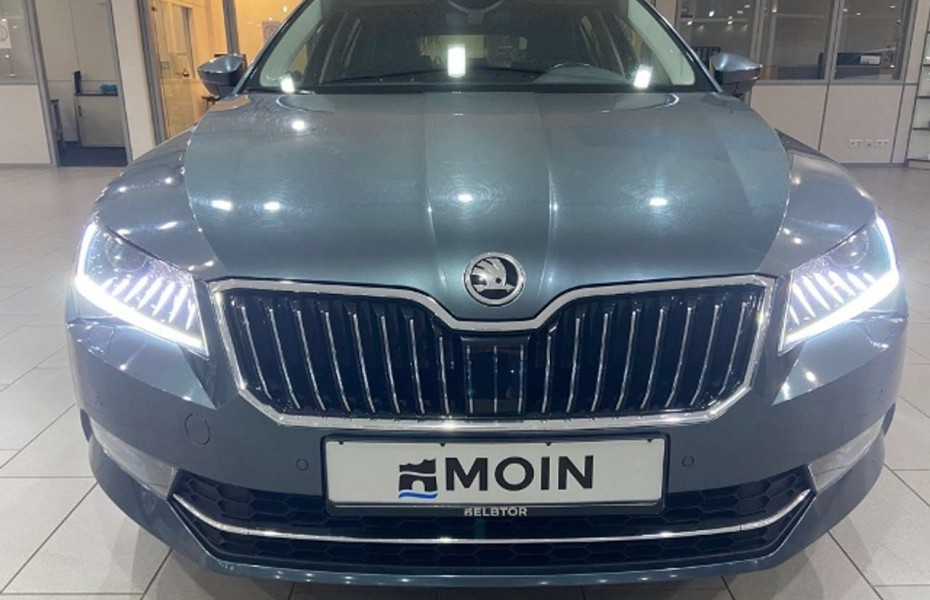 Škoda Superb Combi 2.0 TDI DSG Style Navi Leder AHK PDC