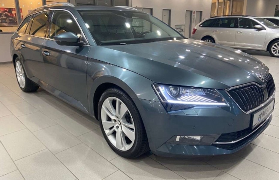 Škoda Superb Combi 2.0 TDI DSG Style Navi Leder AHK PDC