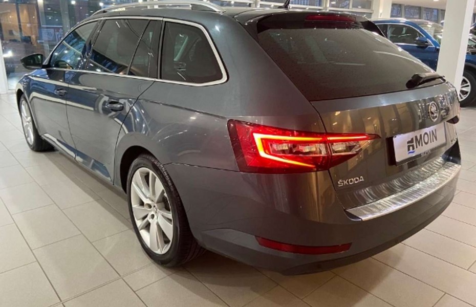 Škoda Superb Combi 2.0 TDI DSG Style Navi Leder AHK PDC