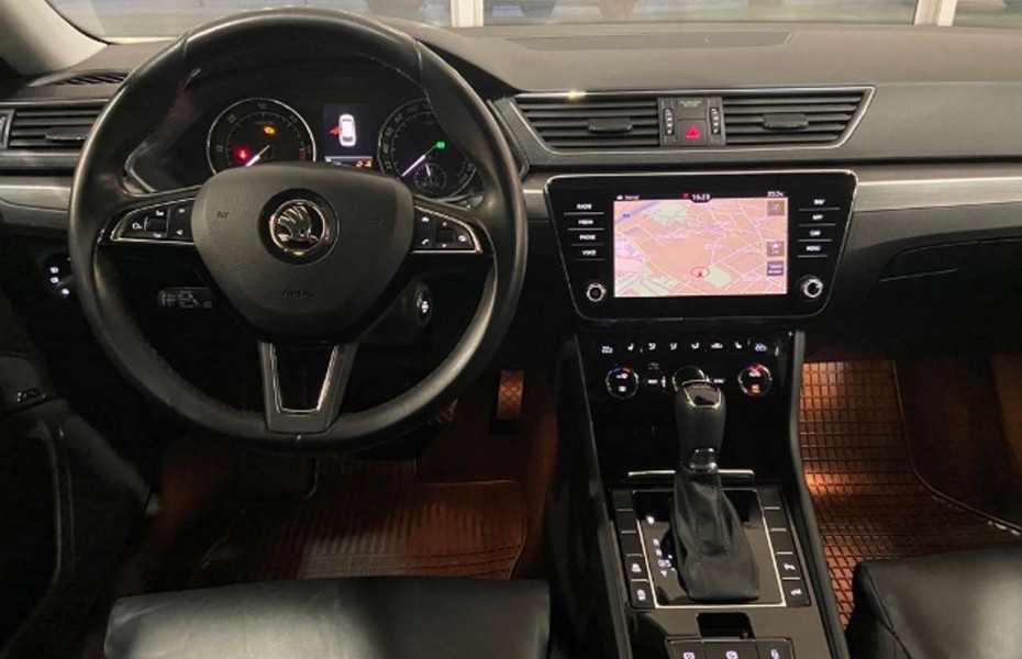 Škoda Superb Combi 2.0 TDI DSG Style Navi Leder AHK PDC