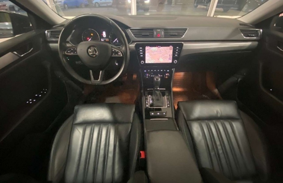 Škoda Superb Combi 2.0 TDI DSG Style Navi Leder AHK PDC