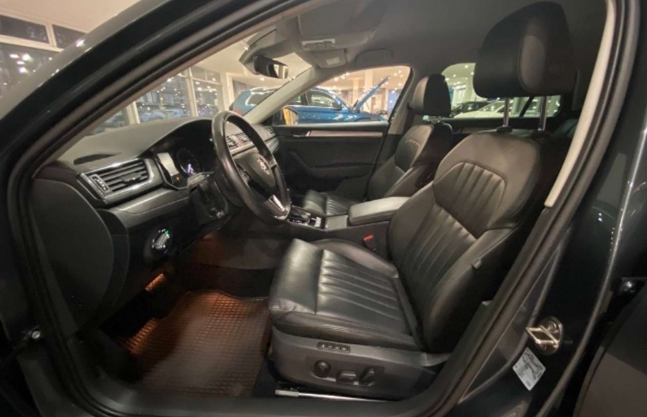 Škoda Superb Combi 2.0 TDI DSG Style Navi Leder AHK PDC
