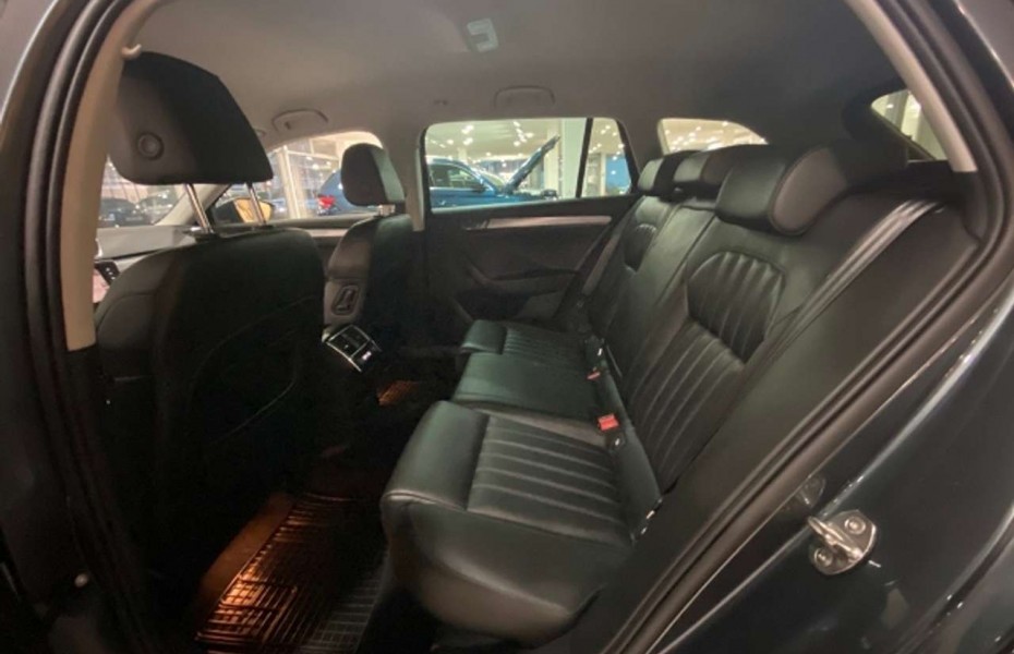 Škoda Superb Combi 2.0 TDI DSG Style Navi Leder AHK PDC