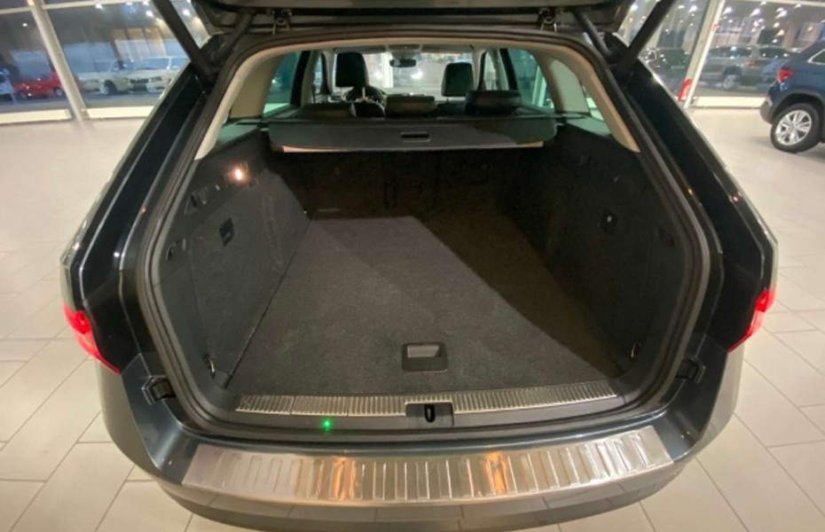 Škoda Superb Combi 2.0 TDI DSG Style Navi Leder AHK PDC