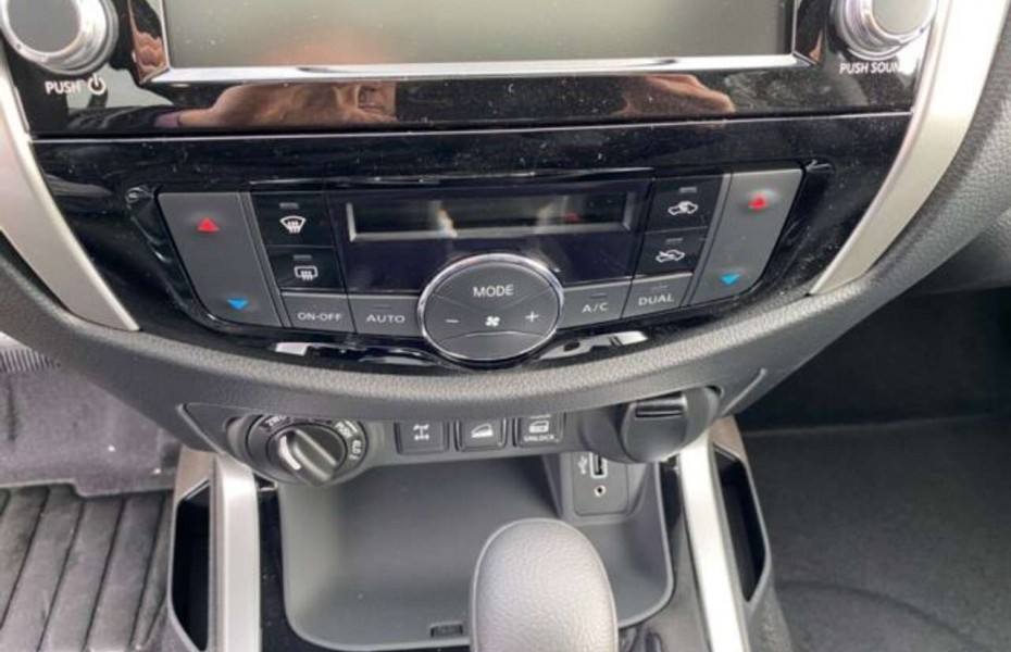 Nissan Navara NP300 N-Guard Double Cab 4x4
