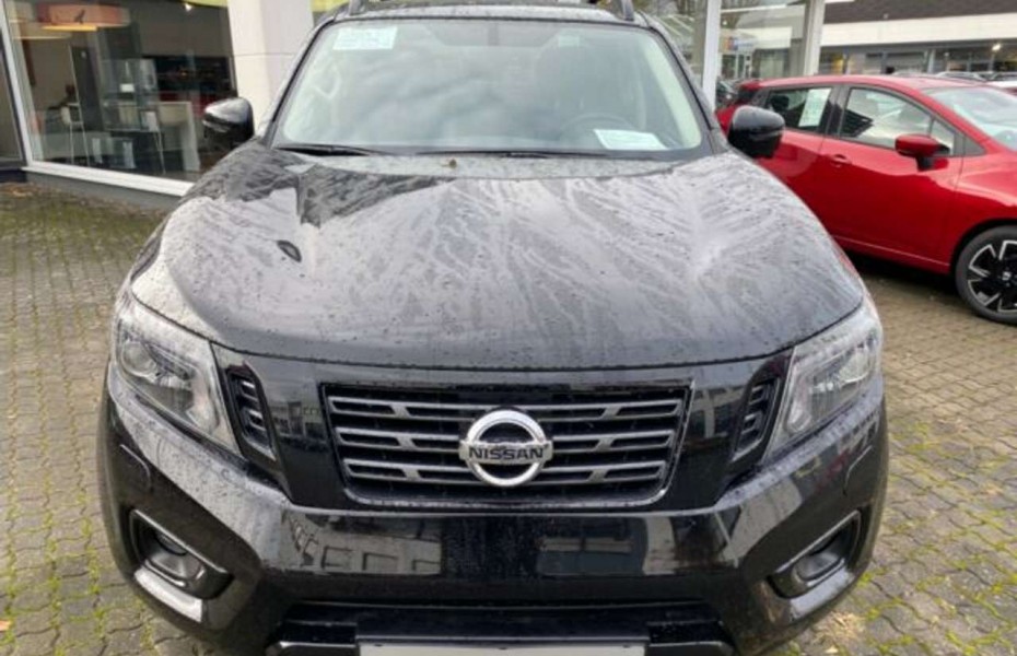Nissan Navara NP300 N-Guard Double Cab 4x4