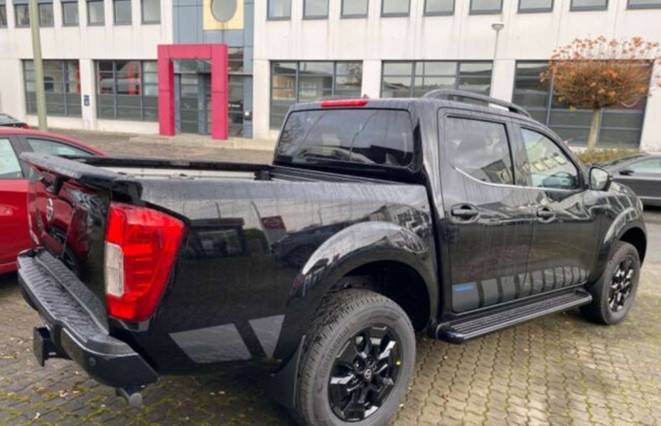 Nissan Navara NP300 N-Guard Double Cab 4x4