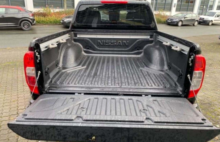 Nissan Navara NP300 N-Guard Double Cab 4x4