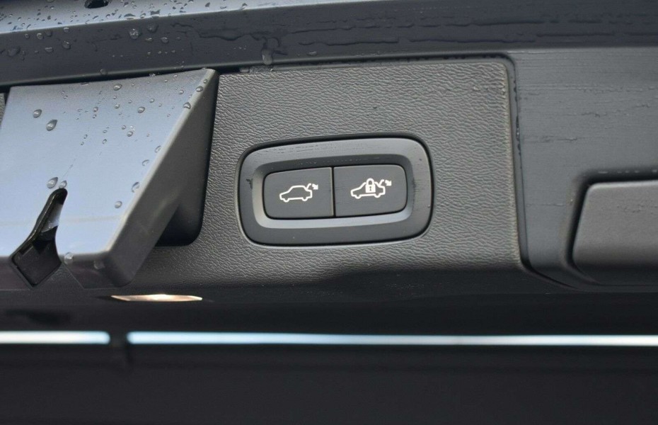 Volvo XC60 B4 D AWD R-Design LUFT PANO STHZ 360 H&K QI