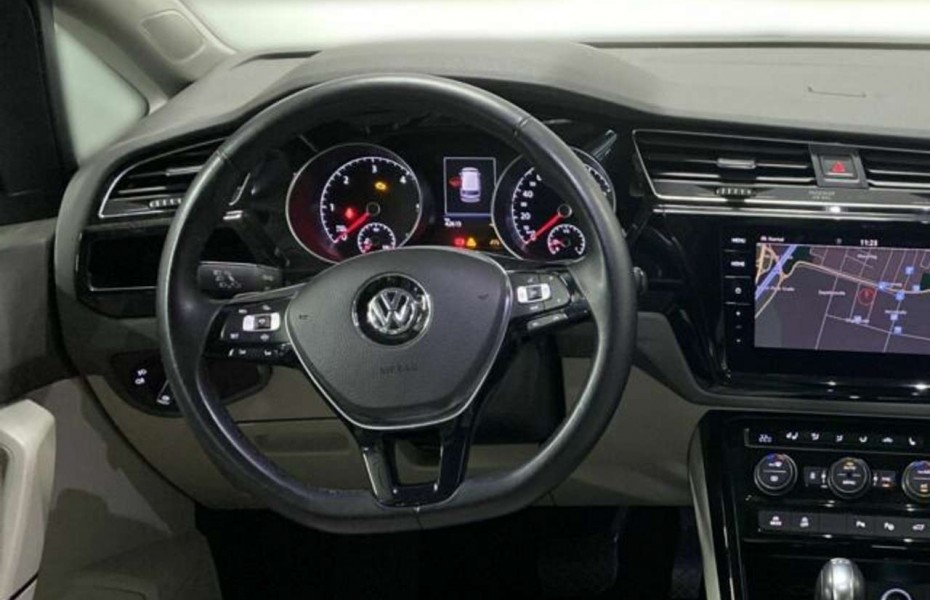 Volkswagen Touran 2.0 TDI Highline DSG 7míst Pano Navi NezTop AdTemp
