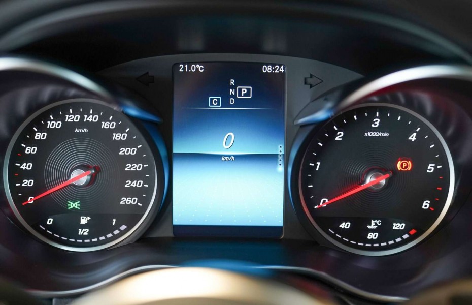 Mercedes-Benz Třídy C 220d 4M Avantgarde Distr VentSed NezTop HUD 