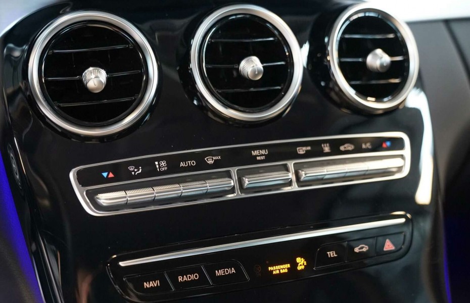 Mercedes-Benz Třídy C 220d 4M Avantgarde Distr VentSed NezTop HUD 