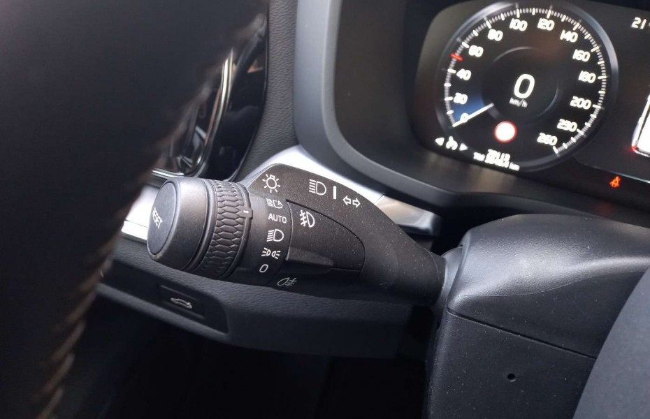 Volvo V60 Kombi T5 Momentum WinterPak Pano Taž Navi LED Apple VentSed