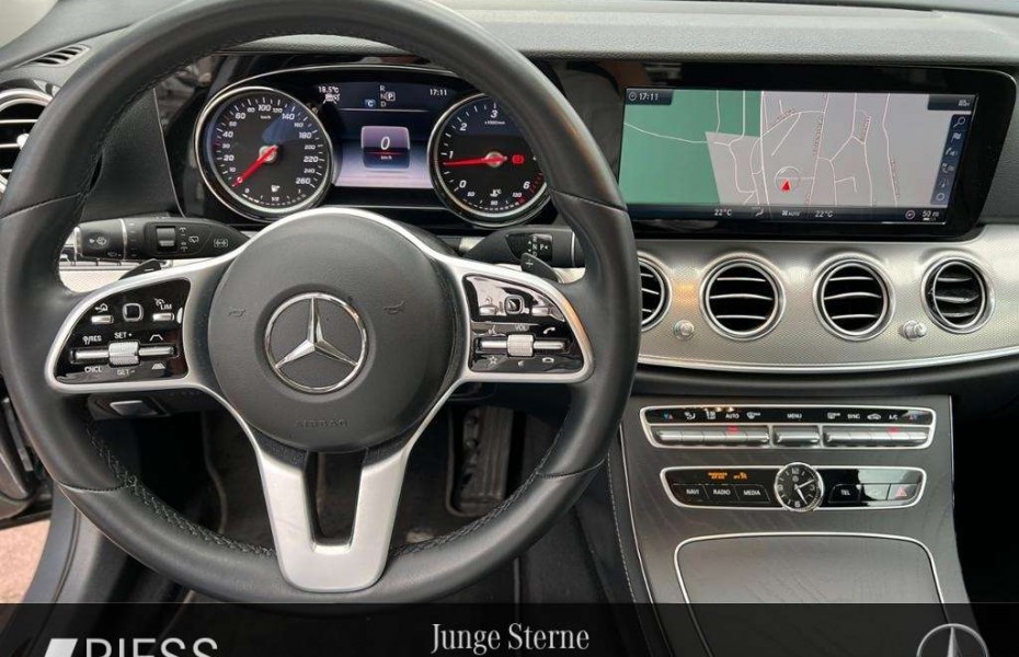 Mercedes-Benz Třídy E 220d 4M T Avantgarde Com Distronic AHK Pano 360