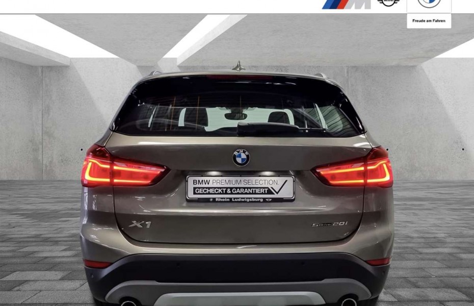 BMW X1 sDrive 20i xLine LED 19 HiFi Rükam PDC