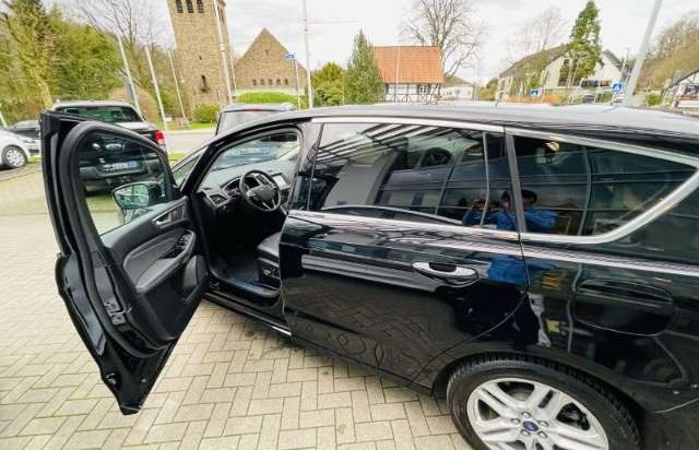 Ford S-MAX Titanium AWD Leder LED Navi Keyless Kurvenlicht e-