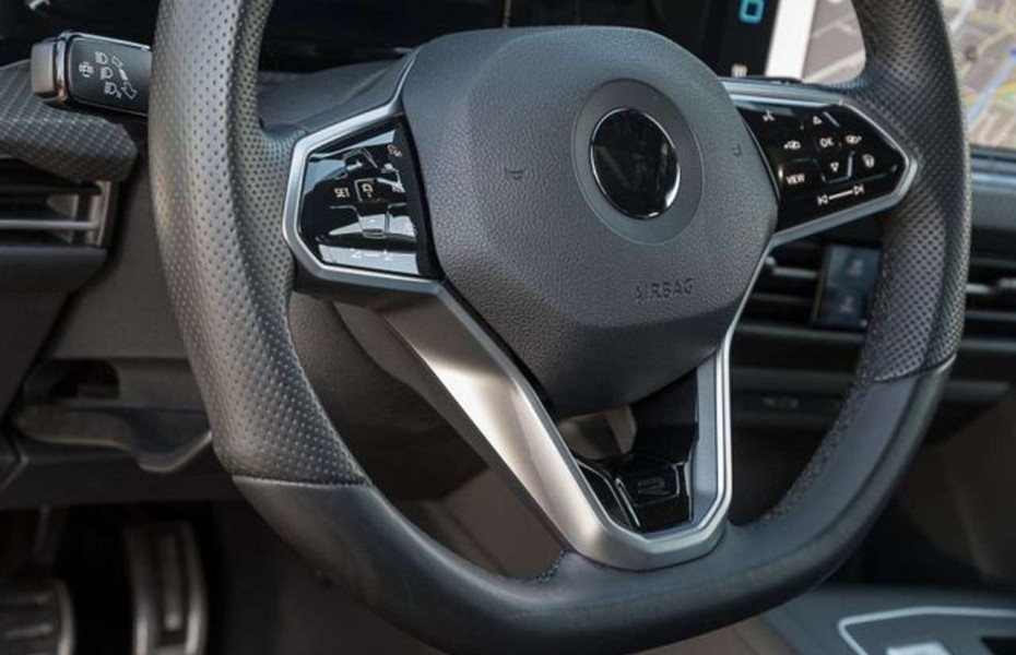 Volkswagen Golf 2.0 TDI DSG TOP R-LINE NAVI AHK PANO STANDHZG