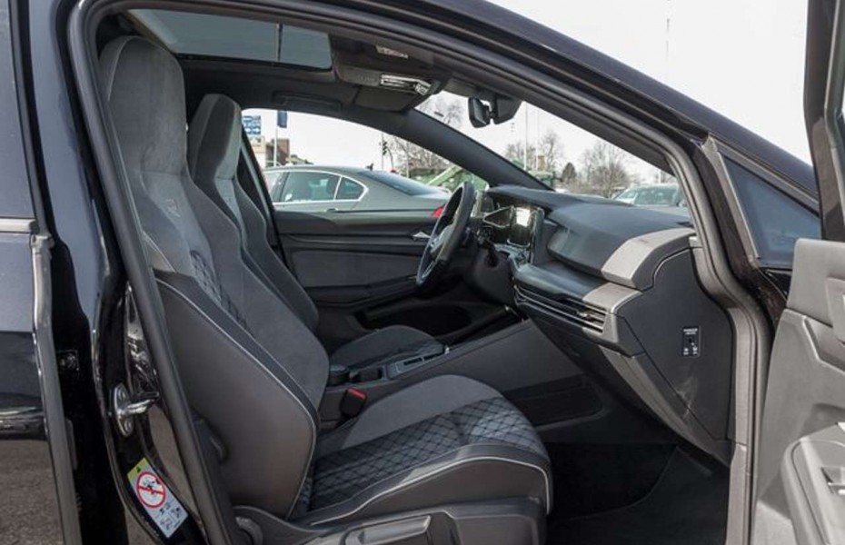 Volkswagen Golf 2.0 TDI DSG TOP R-LINE NAVI AHK PANO STANDHZG