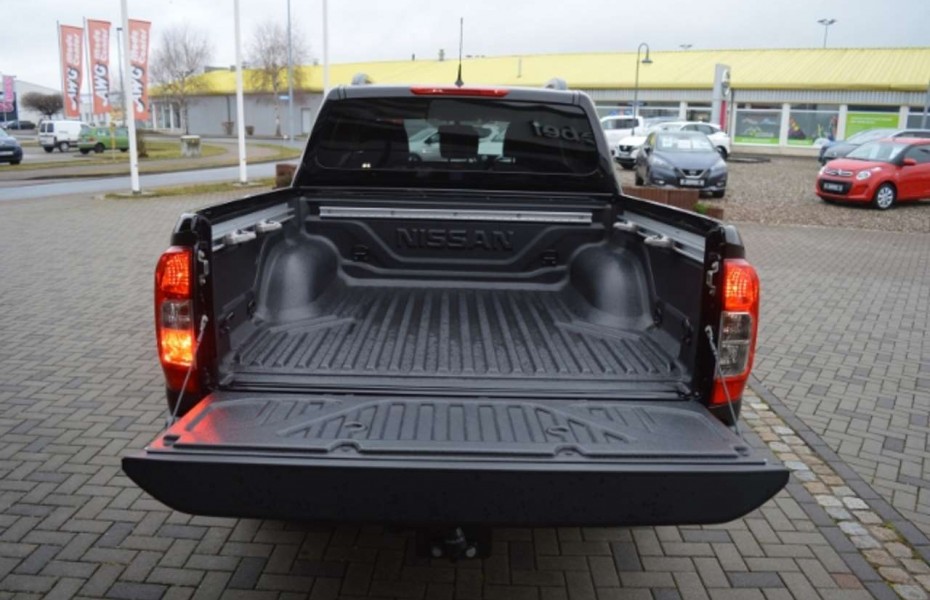 Nissan Navara N-GUARD DC 4 X 4 2,3 dCi *PGD* *LED* *NAVI* TEILLE