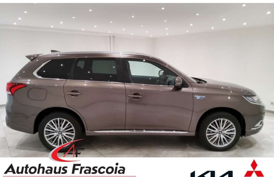 Mitsubishi Outlander Plus mit Spirit-Paket 4WD 2.4 AHK abn. StandHZG. L