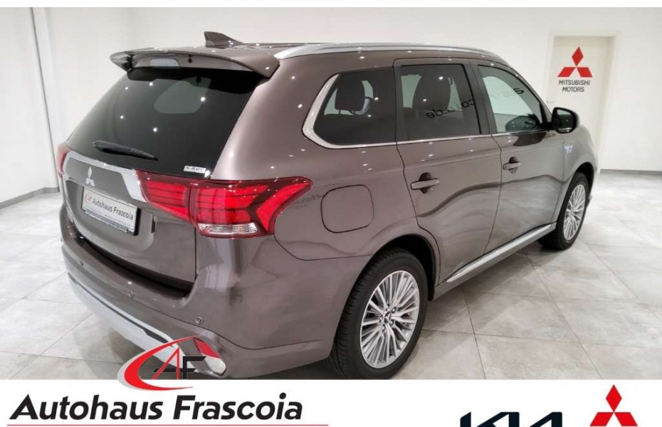 Mitsubishi Outlander Plus mit Spirit-Paket 4WD 2.4 AHK abn. StandHZG. L