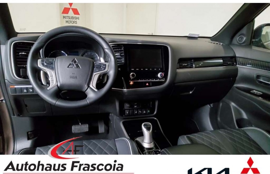 Mitsubishi Outlander Plus mit Spirit-Paket 4WD 2.4 AHK abn. StandHZG. L