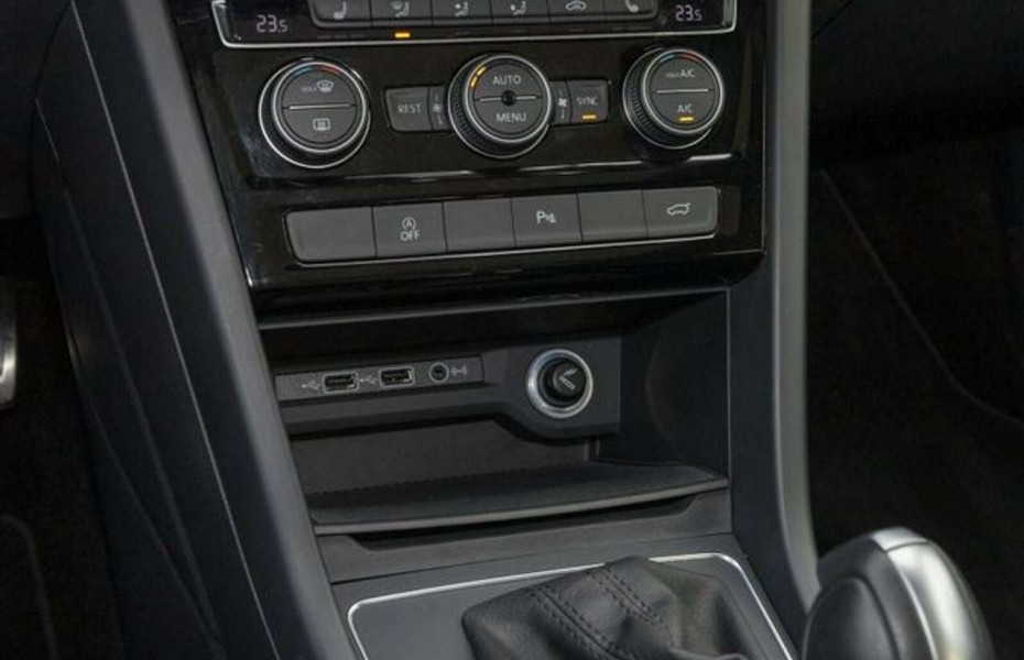 Volkswagen Touran 1.5 TSI DSG UNITED R-LINE LED PANO AHK