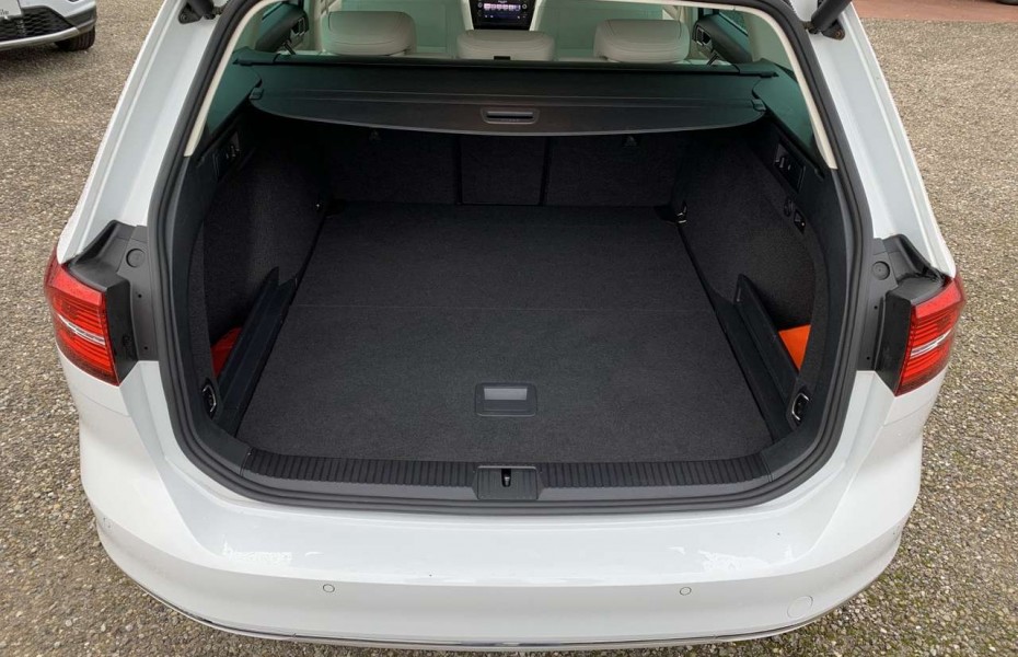 Volkswagen Passat Variant 2.0TDI High DSG LED ACC AHK Cam