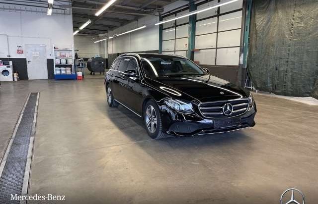 Mercedes-Benz Třídy E 220d T Avantgarde Stdhzg COMAND LED Kamera EDW