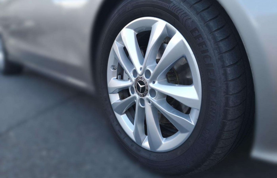 Mercedes-Benz Třídy C 220d Avantgarde Comand Taž Distronic NezTop LED Apple 