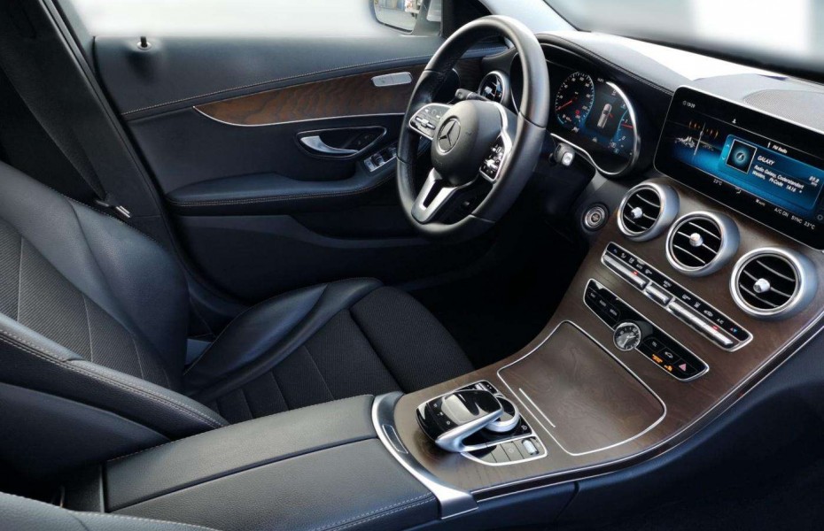 Mercedes-Benz Třídy C 220d Avantgarde Comand Taž Distronic NezTop LED Apple 