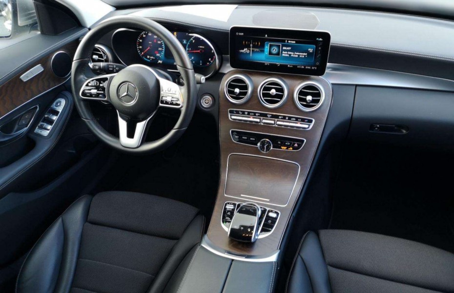 Mercedes-Benz Třídy C 220d Avantgarde Comand Taž Distronic NezTop LED Apple 