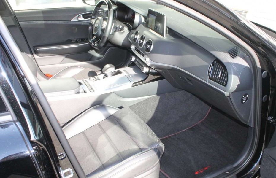 Kia Stinger 3.3T-GDI GT 4WD Aut Pano Navi LED 360 HUD AdTemp
