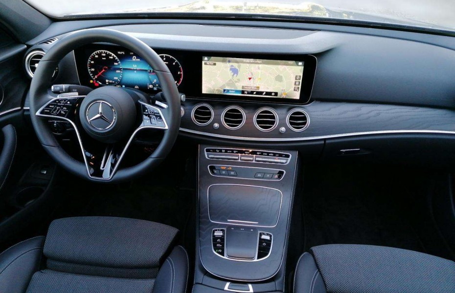 Mercedes-Benz Třídy E 220 d 4M Lim. AVANTG+WIDESCREEN+AHK+360+DISTRO