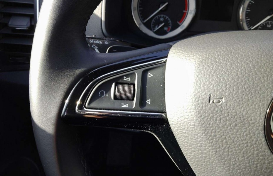 Škoda Karoq 1.5 TSI DSG Style LED+NAVI+AHK+KEYLESS Klima Navi