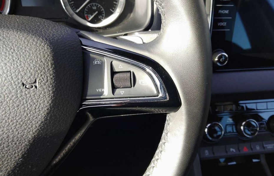 Škoda Karoq 1.5 TSI DSG Style LED+NAVI+AHK+KEYLESS Klima Navi