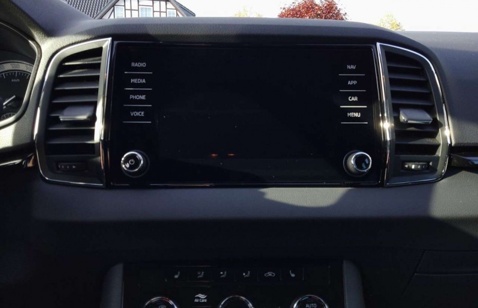 Škoda Karoq 1.5 TSI DSG Style LED+NAVI+AHK+KEYLESS Klima Navi