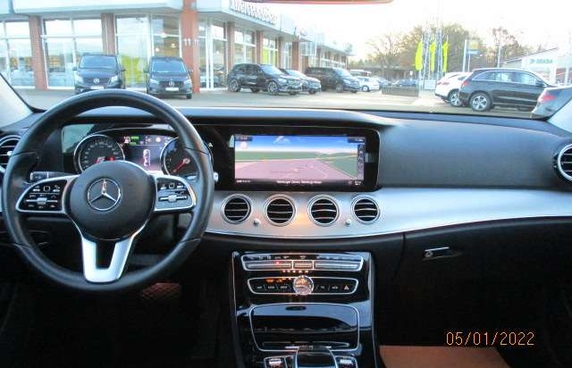 Mercedes-Benz Třídy E 300de Avantgarde+COM+Distr+Pano+360°+HUD+Memo