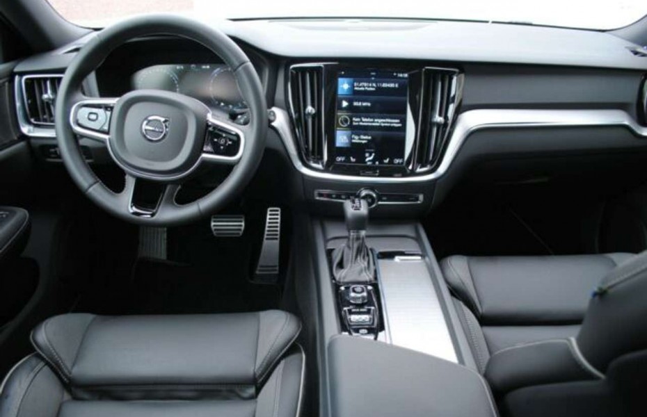 Volvo V60 D3 R-Design Pano Navi AdTemp Taž Apple 360