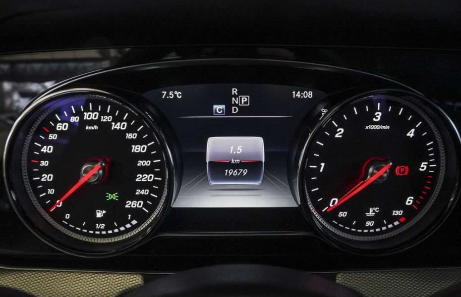 Mercedes-Benz Třídy E 220d T AVANTGARDE LEDER COMAND LED KAMERA