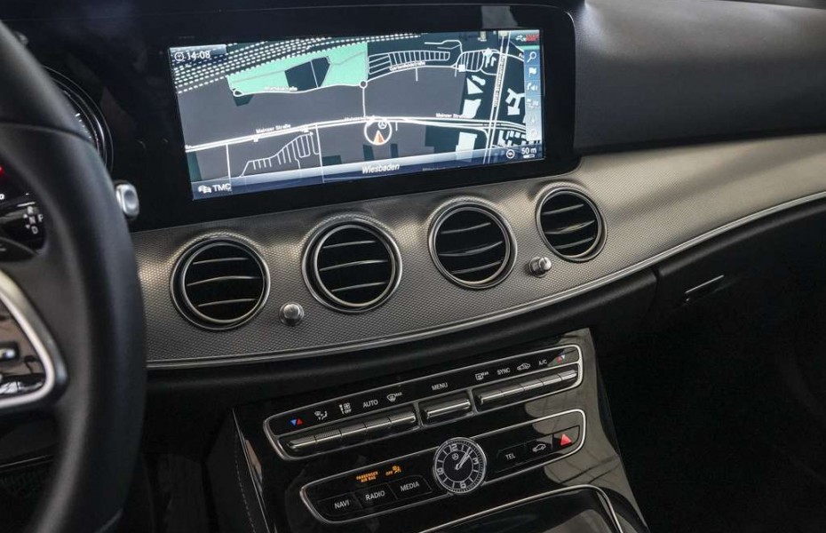 Mercedes-Benz Třídy E 220d T AVANTGARDE LEDER COMAND LED KAMERA