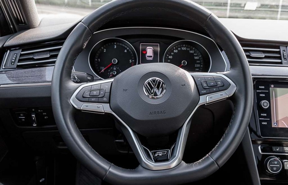 Volkswagen Passat Elegance 2.0 TDI DSG R-Line+Navi